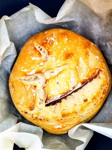 Dutch oven sourdough bread fresh from the oven. Dome Recipe, Artisan Bread Dutch Oven, Dutch Oven Bread Recipes, Dutch Oven Sourdough Bread, Oven Bread Recipes, Dutch Oven Sourdough, Making Sourdough Bread, Oven Bread, Dutch Oven Bread