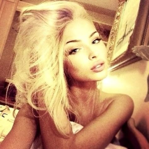 Blonde Winter Aesthetic, Blonde Y2k, Y2k Face, Baddie Pfp Pink, Model Pfp, Tumblr Girly Aesthetic 2013, Pretty Blonde Hair, Y2k Inspo, Alena Shishkova