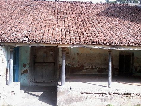 This is an old house in a remote village in the state of Tamil Nadu in Southern India. Back when my husband's grandparents lived in the village, each caste (sect) lived on its own street. This house is on the brahmin street. Many of the brahmins left and this street is the most deserted in the village. They left for Chennai or other cities.  I'm looking at the decorative elements like columns, carvings. And, colors and textures. South Indian Village, Country Courtyard, Creepy Aesthetic, Rural Houses, Village Scenery, Old Temple, Indian Houses, India House, White Exterior Houses