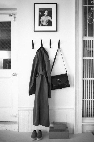 Minimal Hall, Hallway Styling, Minimal Entryway, The Line Apartment, Entryway Styling, Entryway Hooks, Apartment Entryway, Hallway Inspiration, Small Entryways