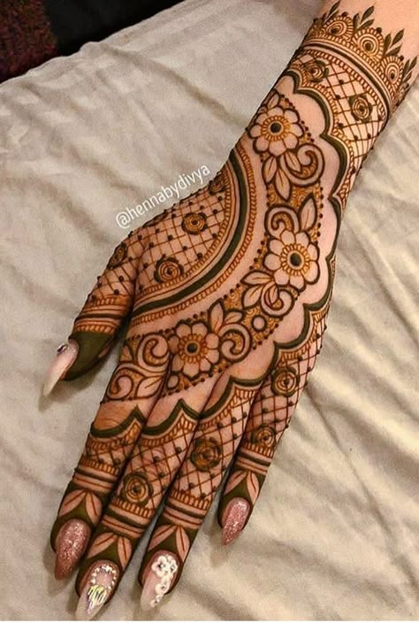 220+ New Mehendi Design Images Free Download (2021) HD Pics for Dulhan Dizain New Mehndi Design, Henne Tattoo, Front Mehndi Design, New Mehndi, Rose Mehndi Designs, Very Simple Mehndi Designs, Simple Mehndi Designs Fingers, Pretty Henna Designs, Full Mehndi Designs