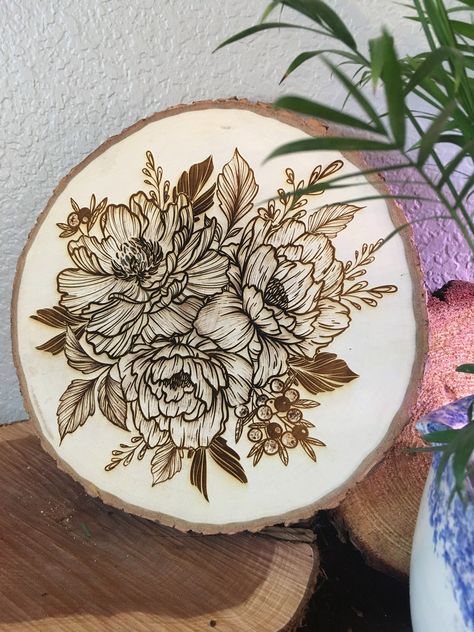 Burning Wood Art, Wood Burning Art Patterns Flowers, Floral Wood Burning Patterns, Flowers Wood Burning, Floral Wood Burning, Flower Wood Burning, Floral Pyrography, Tree Slice Art, Wood Burning Tips