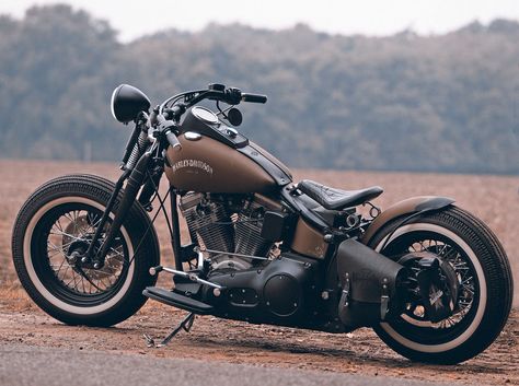 The royal look of it makes me feel blessed.😇 Motocykle Harley Davidson, Moto Bobber, Motos Bobber, Bobber Harley, Мотоциклы Harley Davidson, Motos Harley, Мотоциклы Cafe Racers, Harley Davidson Fatboy, Harley Bobber