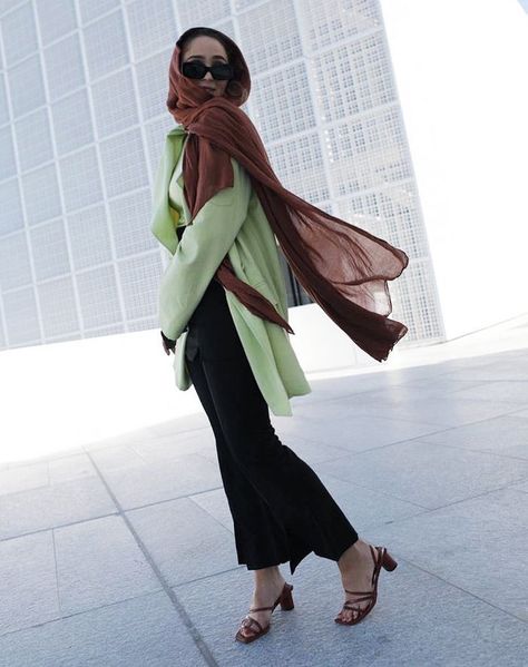 30 Spring Work Outfits That Will Make You the Talk of the Office Maria Alia, Slim Fit Skirts, Statement Blouse, Spring Work, Beige Suits, Trouser Suit, Spring Work Outfits, Weekend Dresses, Layered Shirts