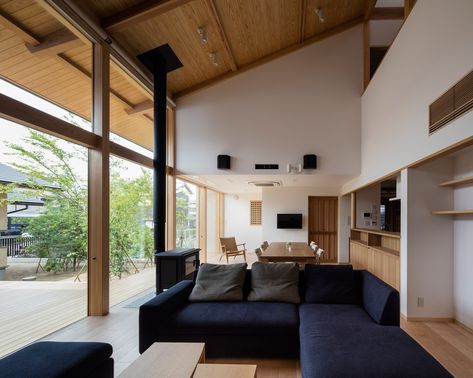 Hiiragi's House is a Japanese home arranged around a courtyard and tree Japanese Minimalist Living Room, Japanese Courtyard House, Modern Courtyard, Japanese Home Design, Classy Living Room, Minimalist Bed, Japanese Home Decor, Japanese Minimalism, Japanese Interior Design