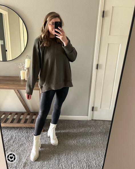 Legging Outfits Midsize, Midsize Leggings Outfit Winter, Midsize Hoodie Outfit, Sweater And Leggings Outfit Midsize, Sweatshirt Outfit Midsize, Compressive Mid-thigh Athleisure Leggings, Leather Legging Outfits, Chunky Knit Sweater Outfit, Aerie Sweatshirt