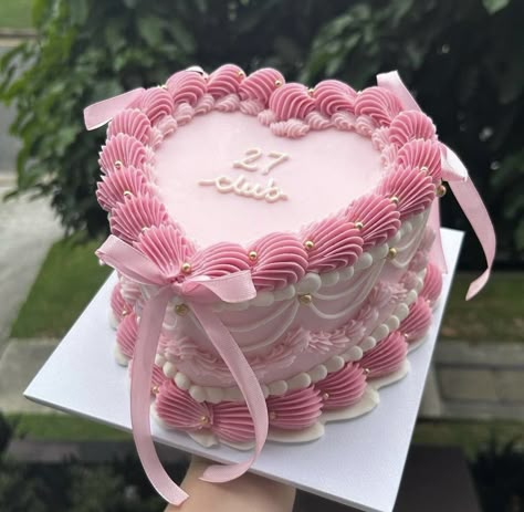 Pink And White Heart Cake, Aesthetic Birthday Party Ideas, Vintage Heart Cakes, Bento Cake Aesthetic, Cake Aesthetic Birthday, Bento Cake Design, 18th Birthday Cake Designs, Aesthetic Bento, 27th Birthday Cake