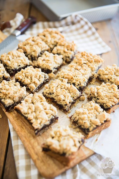 Date Recipes Desserts, Oatmeal Crust, Date Nut Bread, Dessert Squares, Date Squares, Date Cookies, Square Recipes, Date Recipes, Evil Twin