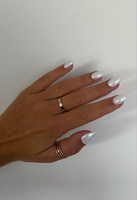 Basic Silver Nails, White Nails With White Chrome, White Crome Nails Almond With Design, Crome Nails Oval, Chrome White Acrylic Nails, Irredescent Nails White, Silver Pearl Nails, White Formal Nails, Perle Nails