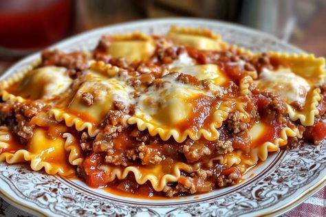 This easy crockpot ravioli lasagna is layered with cheese, ground beef, and pasta sauce for a quick and delicious dinner! Crockpot Ravioli Lasagna, Slow Cooker Ravioli Lasagna, Slow Cooker Ravioli, Crockpot Ravioli, Ravioli Casserole, Ravioli Lasagna, How To Make Lasagna, Lasagna Ingredients, Cheese Ravioli