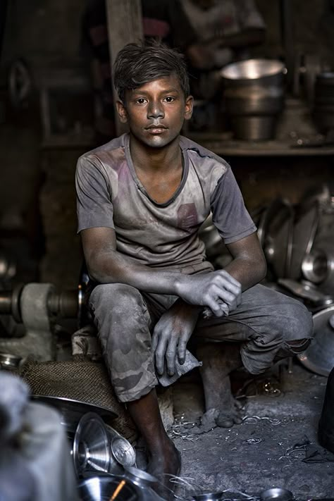 SILVER BOY Ridoy, 12, works ten hours a day for less than 2 dollars a day. The economic situation in Bangladesh cannot solve the child labour problem. Those who work don’t have a choice: they must be able to sustain their daily needs. Before prohibiting child labour, we must improve the economic situation of the children’s families. Feeding the children, buying them clothes and paying for their education would be the first option. Poverty Pictures, Labour Photography, Child Labour Images, Poverty Photography Powerful Images, Poverty Photography, Poverty Photography Philippines, Humanity Photography, Agriculture Pictures, Village Childhood Photography