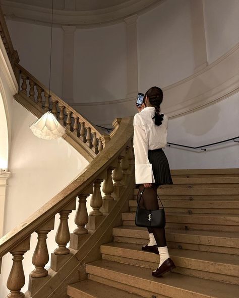 Faceless Outfit Aesthetic, Girl Aesthetic Faceless, Light Academia Style, Instagram Museum, Blair Waldorf Outfits, A Day In Paris, Museum Outfit, Classy Streetwear, Cute Birthday Pictures