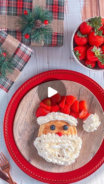 Special Christmas Breakfast For Kids, Pancake Santa Face, Breakfast With Santa Food Ideas, Christmas Toddler Breakfast, Santa Waffles For Kids, Christmas Breakfast Pancakes, Festive Christmas Breakfast, Santa Pancakes For Kids, Fun Christmas Dinner Ideas For Kids