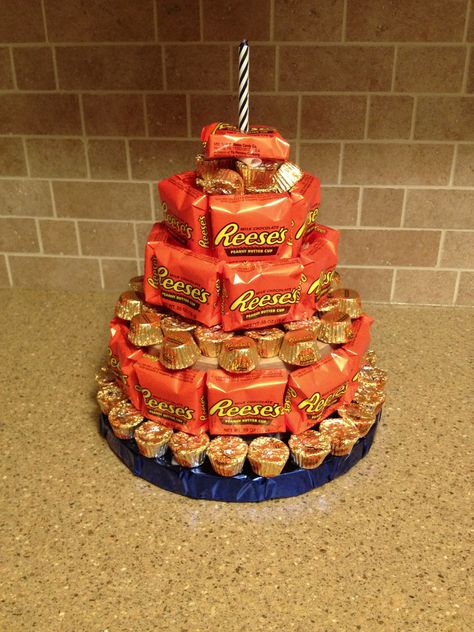 Reeses Cake, Birthday Candy Bouquet, Reeses Candy, Candy Bar Cake, Reese's Peanut Butter Cup, Candy Arrangements, Candy Birthday Cakes, Candy Gift Baskets, Candy Birthday