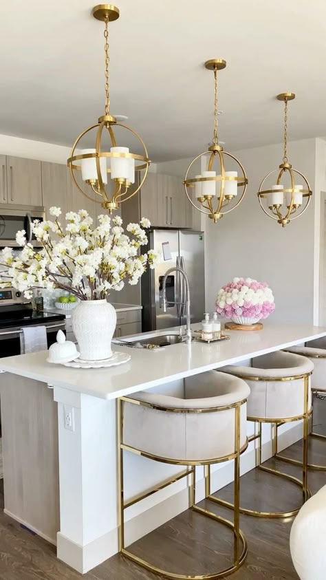 Canada Apartment, Glam Kitchen Decor, Glam Kitchen, Inspire Me Home Decor, Kitchen Furniture Design, Luxury Kitchens, Apartment Kitchen, Kitchen Cabinet Design, Rooms Home Decor