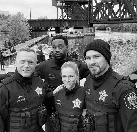 One Chicago Updates on Twitter: "📷 | New photos from the set of Chicago PD Season 8 Episode 16 - Season Finale.… " Laroyce Hawkins, Moira Kelly, Patrick John Flueger, Chicago Pd Cast, Marina Squerciati, Jason Beghe, One Chicago, Tracy Spiridakos, Thelma Louise