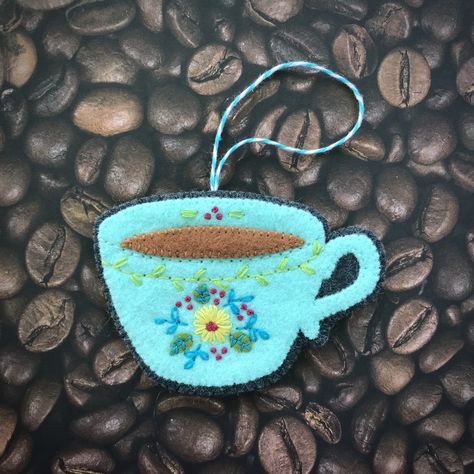 Tea Ornaments Diy, Felt Tea Cup, Felt Coffee Cup Ornament, Felted Tea Cup, Needle Felted Tea Cups, Tea Cup Needle Felting, Tea Party Crafts, Teapot Ornament, Felt Magnet