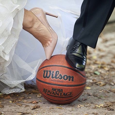 Basketball Wedding Photos, Basketball Gifts For Boyfriend, Basketball Engagement Photos, Basketball Wedding, Basketball Couples, Ball Pictures, Zapatillas Nike Basketball, Basketball Boyfriend, Basketball Love