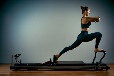 Jovem mulher fazendo pilates exercícios ... | Premium Photo #Freepik #photo #pessoas #mulher #fitness #tabela Pilates Poses, Yoga Ashtanga, Group Yoga, Studio Pilates, Pilates Reformer Exercises, Reformer Pilates, Pilates Equipment, Pilates Video, Step Workout