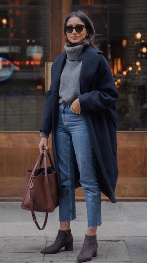 frio | calça curtinha + bota de cano curto Navy Blue Coat, Outfit Essentials, Grey Turtleneck Sweater, Moda Jeans, Grey Turtleneck, Mode Casual, Looks Street Style, Outfit Trends, Blue Coats