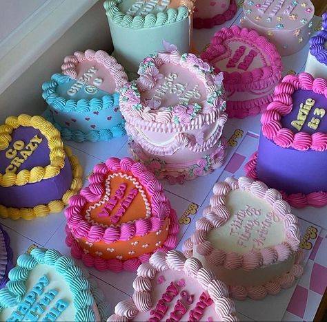 Prettiest Cakes, Bolo Vintage, Vintage Birthday Cakes, Idee Babyshower, Heart Cakes, Funny Birthday Cakes, Heart Shaped Cakes, Creative Birthday Cakes, Fake Cake