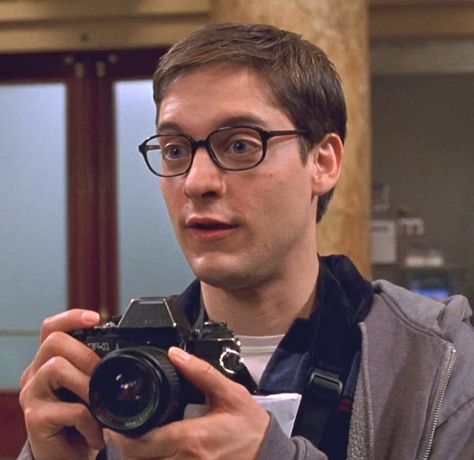 Marvel in film n°8 - 2002 - Tobey Maguire as Peter Parker - Spider-Man by Sam Raimi Toby Maguire Spider Man, Toby Maguire Peter Parker, Tobey Maguire Spiderman Icons, Spiderman 1 Tobey Maguire, Spider Man Characters, Toby Maguire Spiderman, Tobey Maguire Icon, Tobey Maguire Peter Parker, Spiderman Tobey Maguire