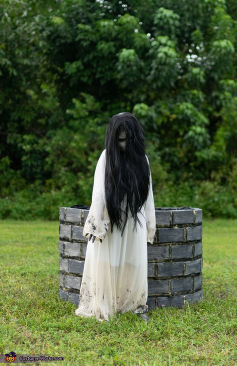 Dark Scary Halloween Costumes, Scary Outfits Halloween, Really Creepy Halloween Costumes, Scary Horror Costumes, The Grudge Costume, Haunted House Costumes, Diy Haunted Trail Ideas, Halloween Driveway Ideas, Haunted Woods Ideas