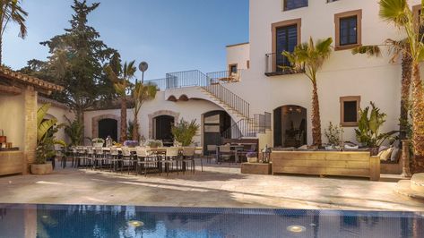 Villa Victoriosa - Costa Daurada  Incredible 4,300 sqm villa near Sitges with swimming pool that can host up to 32 guests, adapted for events #villa #costa #sitges #pool #guest #event #villanovo #luxury #luxurylife #luxurious #family #party #wedding #invitation #europe #spain #space #house Pool Shade, Luxury Swimming Pools, Luxury Pools, Upstairs Bedroom, Sitges, Luxury Rentals, Beautiful Villas, Private Patio, Villa Rental