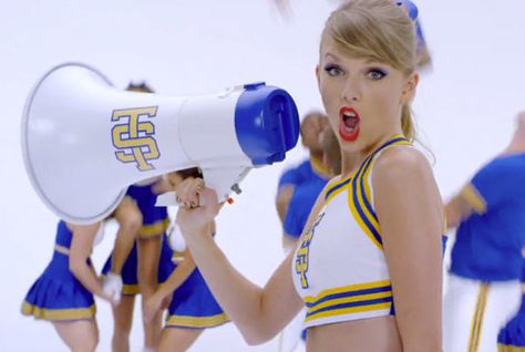 Taylor Swift shat in a yellow bucket and Canada took it to Number One Lizzie Mcguire Movie, Taylor Swift Music Videos, Hollaback Girl, Gil Scott Heron, Taylor Swift Music, Taylor Swift Hair, Taylor Swift 1989, Engagement Announcement, Taylor Swift Album