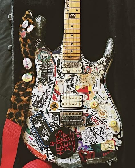 Punk Rock Guitar, Punk Guitar, Instruments Art, Signature Guitar, Guitar Stickers, Guitar Obsession, Guitar Painting, Electric Guitar Strings, Guitar Ideas