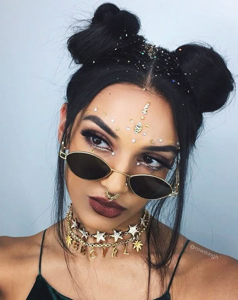 Pinterest: @praiseimani Coachella Make-up, Electro Festival Outfit, Festival Hair Trends, Hangout Fest, Hippie Makeup, Coachella Hair, Coachella Makeup, Glitter Roots, Festival Makeup Rave