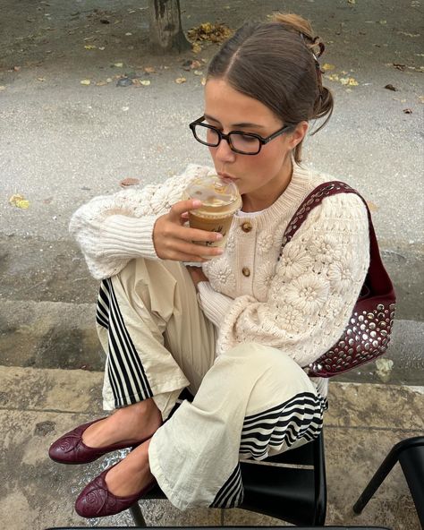 Manon De Velder | Monochrome outfit with burgundy details 🐻 | Instagram Skirt Outfits With Boots, Outfits With Skirts, Fall Skirt Outfits, Outfits With Boots, Boots With Jeans, Fall Skirt, Date Night Outfits, Outfit Night, Paris Outfits