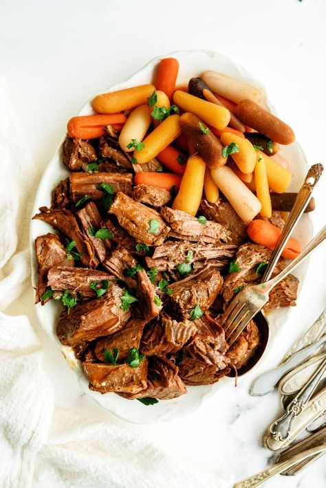 Get ready for some intensely delicious flavor from our Slow Cooker Texas Roadhouse Beef Pot Roast! You can make with everyday ingredients. Six Sisters Recipes, Best Copycat Recipes, Texas Beef, Easy Pot Roast, Chuck Roast Recipes, Thm Meals, Pot Roast Recipe, Beef Pot Roast, Homemade Gravy