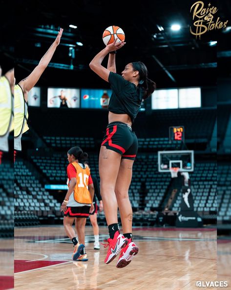 Women Playing Basketball, Womens Basketball Shorts Outfit, Women Basketball Aesthetic, Woman’s Basketball, Basketball Women Aesthetic, Basketball Practice Outfit Women, Basketball Training Aesthetic, Female Basketball Aesthetic, Basketball Fits For Women