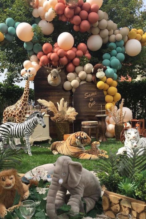 Jungle Party Activities, Creative Baby Shower Themes, Animal Themed Birthday Party, Jungle Thema, Wild Birthday Party, Jungle Theme Birthday, Jungle Birthday Party, Safari Theme Birthday, Baby Boy 1st Birthday Party