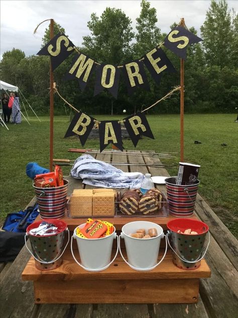 Smores Bar Camping, Birthday Smores Party Ideas, Smores Bar Graduation Party, Bonfire Graduation Party, Smores Bar Party Bonfires Cute Ideas, S’mores Bonfire Party, Birthday Party Smores Bar, Bonfire Ideas Food, Graduation Bonfire Party Ideas