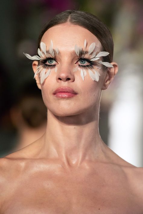 Valentino Spring 2019 Couture Collection - Vogue Alexander Mcqueen Couture, Couture Makeup, 2019 Couture, High Fashion Makeup, Avant Garde Makeup, Make Up Inspiration, Face Art Makeup, Valentino Haute Couture, Runway Makeup