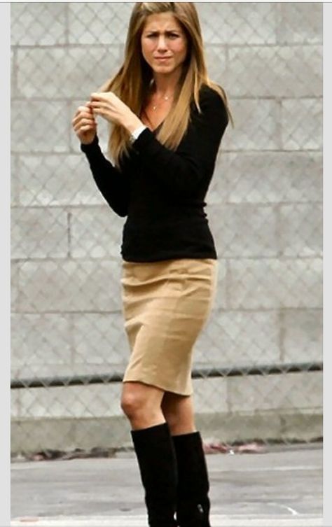 . Tan Pencil Skirt, Black Boots Outfit, Skirt Diy, Jen Aniston, Tan Skirt, Pullover Mode, Khaki Skirt, Skirts With Boots, Mode Casual