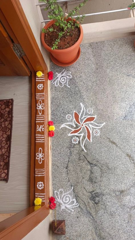 Small Rangoli Design Border, Gadapa Muggu Designs Simple, Gadapa Muggu Designs, Small Rangoli Design For Daily, Thulasi Plant Decoration, Simple Kolam Designs, Simple Rangoli With Dots, Easy Rangoli Designs Videos, Border Rangoli