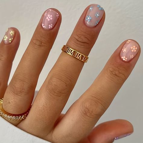 Dive into Summer: May Nail Art Trends for 2024 Short Nail Designs Natural Nails, Flower Nails Short, Short Nails Summer, Natural Nail Designs, Summer Gel Nails, May Nails, Short Gel Nails, Nails Nude, Cute Simple Nails