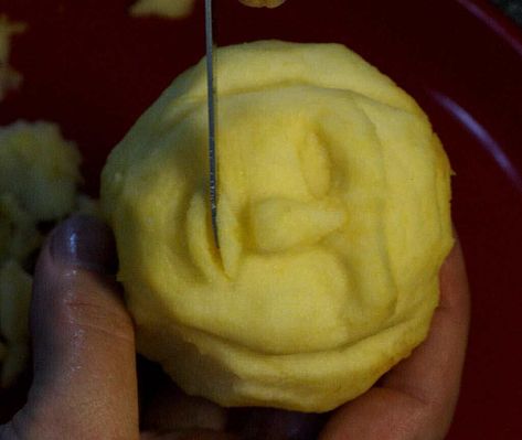 Shrunken Apple Head Step 7 Apple Head Dolls, Cornhusk Dolls, Boho Style Interior Design, Apple Dolls, Easy Halloween Party Food, Vitamin C Tablets, Shrunken Head, Easy Halloween Party, Apple Head