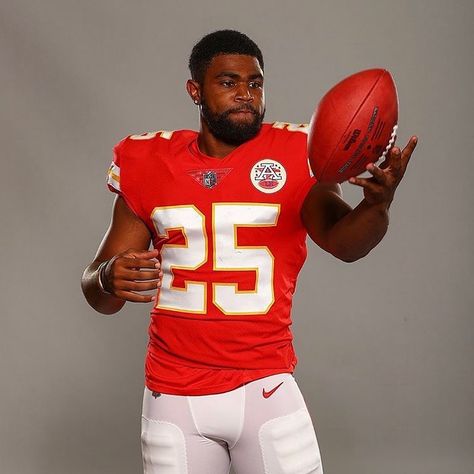 19 Likes, 0 Comments - Clyde Edwards-Elaire Fan Page (@arrowhead_clyde) on Instagram: “Lookin good in the new uni” Kc Cheifs, Kelce Chiefs, Kansas City Chiefs Football, Chiefs Football, Kc Royals, Kc Chiefs, Fantasy Football, Nfl Teams, Kansas City Chiefs