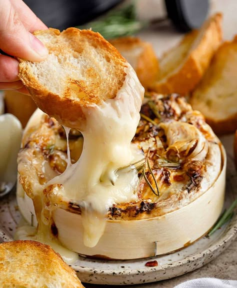 Air Fryer Baked Camembert - Chefjar Airfryer Party Food, Brie Cheese Recipes Air Fryer, Camembert Baked, Camembert Recipe, Air Fryer Christmas, Baked Camembert Recipe, Hot Air Fryer Recipes, Camembert Recipes, One Bite Appetizers