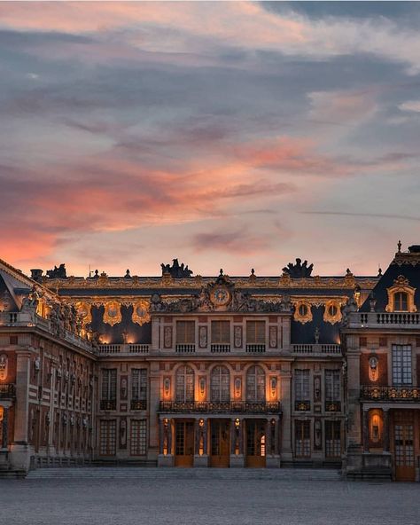 Let's enjoy this wonderful sunset over the most wonderful palace in the world 👑🏛️ Beautiful picture taken by…” Palace Of Versallies Aesthetic, Palace Of Versailles Paris, France Palace Of Versailles, Palace If Versailles, Palace Of Versailles Garden, Castle Estate, Chateau Versailles, Palace Of Versailles, Architecture Model House