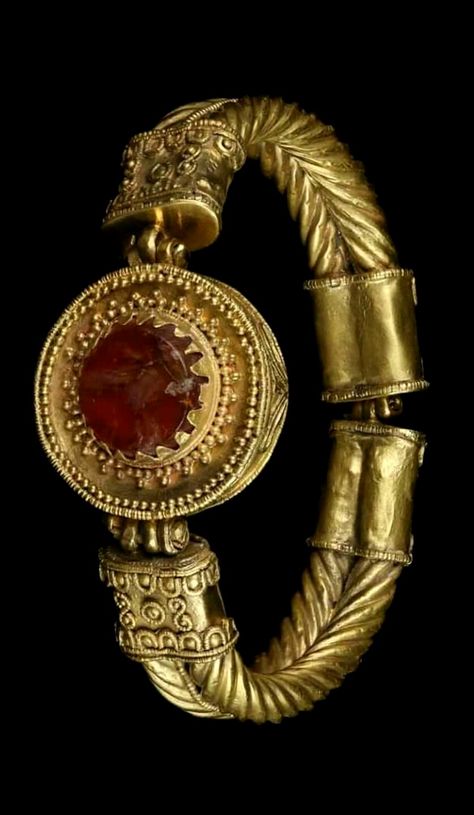 Ancient Greek golden bracelet with stone, 2nd century B.C. Greek Jewelry Ancient, Ancient Greek Costumes, Ancient Bracelet, Etruscan Jewelry, Bracelet With Stone, Ancient Roman Jewelry, Byzantine Gold, Ancient Greek Jewelry, Ancient Jewels