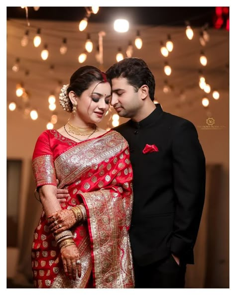 Reception Look For Indian Couple, Marathi Wedding Reception Look, Marathi Bride Reception Look, Copul Poses Sadi, Marathi Reception Look, Reception Outfit For Bride And Groom, Reception Photoshoot Poses, Saree Couple Poses, Reception Saree Look For Bride