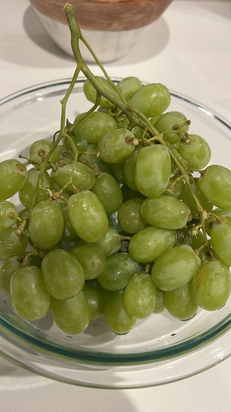 Grapes in White Plate. White Grapes, Grape Plant, Fruit Bat, White Plate, Green Grapes, Fruit Drinks, Dr Pepper, Oc Ideas, Healthy Fruits