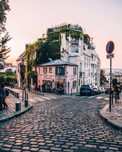 18.7k Likes, 215 Comments - ELLE Decor (@elledecor) on Instagram: “A stunning sunset in Montmartre. 💕 #regram 📸: @davideor94” Montmartre Paris, Voyage Europe, Destination Voyage, Future Travel, Elba, Paris Travel, Travel Inspo, Pretty Places, Travel And Leisure