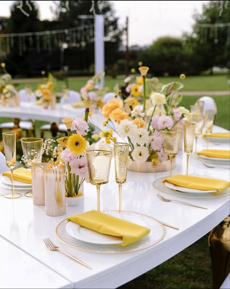 All Gold Wedding, Gardenesque Wedding, Pastel Yellow Themed Wedding, Peach And Yellow Wedding Decor, Yellow And White Wedding Table Decor, Pastel Citrus Wedding, Pastel Yellow Table Setting, Pink Table Settings, Pink Tablescape