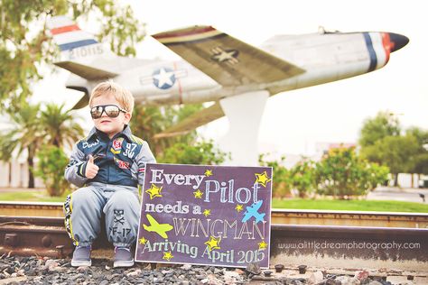 Pilot Wedding, Pilot Baby, Baby Picture Outfits, Pilot Airplane, Baby Bottle Holders, Baby Announcement To Husband, Baby Announcement Photoshoot, Baby Boy Birth Announcement, Cute Pregnancy Announcement